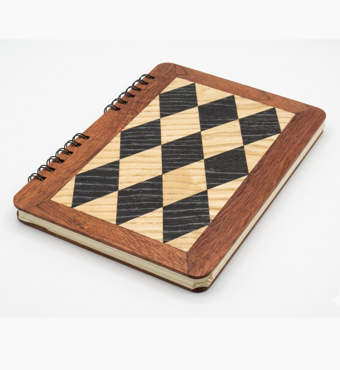 Libreta de parquetería con rombos de madera y encuadernación de anillas